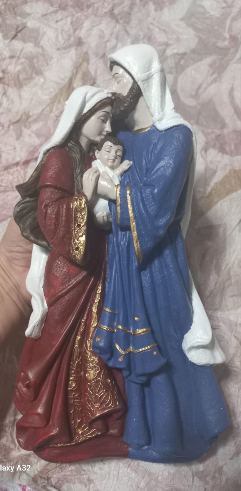 Imagem da Sagrada Família em gesso pintado